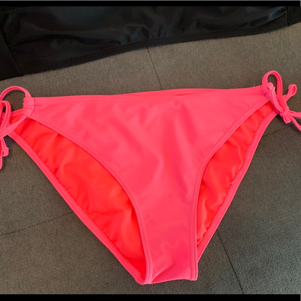 Bikini ๐ - Picture 3 of 4